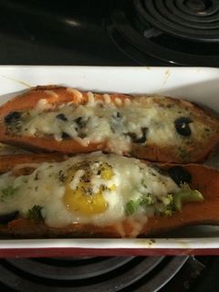 صورة لوصفة بيض وبطاطا حلوة مطهوين في الفرن