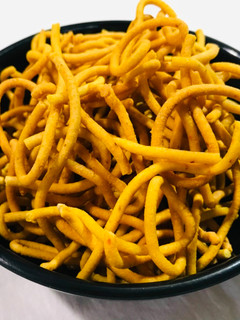 बेसन के सेव (Besan ke sev recipe in Hindi) रेसिपी मुख्य फोटो