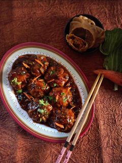पॅन फ्राईड शेजवान वेज मोमोज (schezwan veg momos recipe in marathi) रेसिपी चे मुख्य फोटो