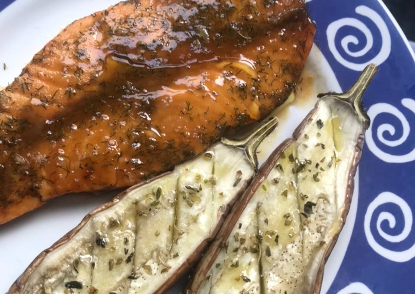 Salmón al horno en salsa de mostaza y miel, con berenjenas asadas