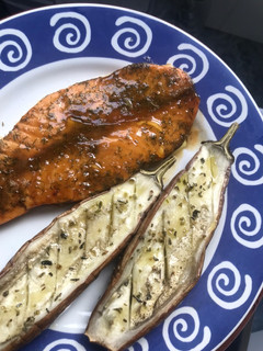Una foto de Salmón al horno en salsa de mostaza y miel, con berenjenas asadas