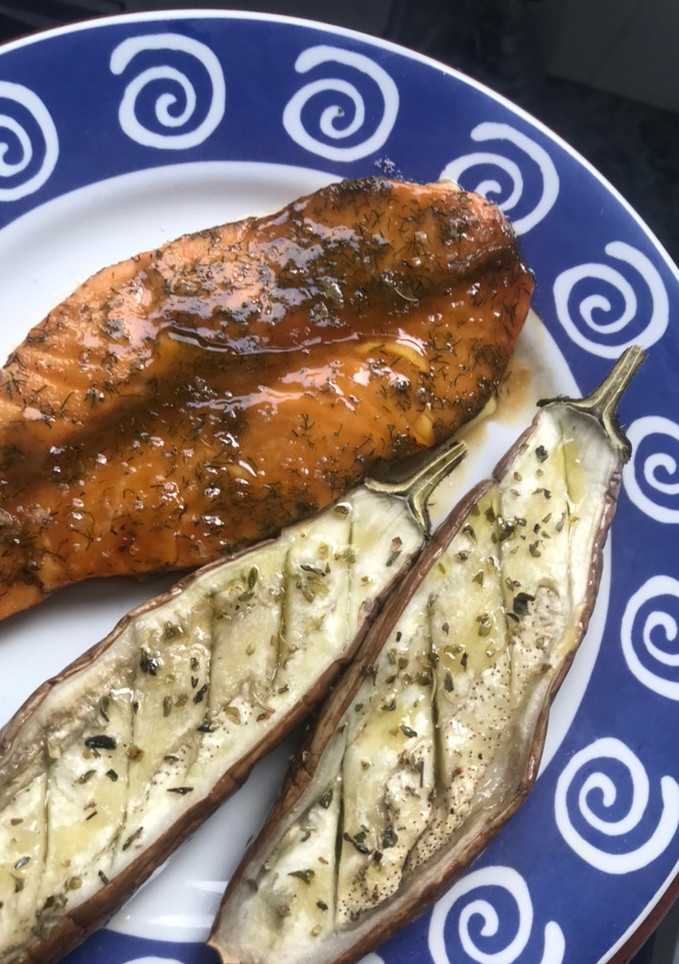Una foto de Salmón al horno en salsa de mostaza y miel, con berenjenas asadas