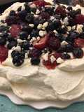 Torta pavlova con frutos rojos