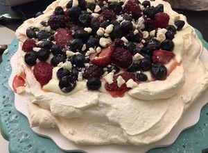 Una foto de Torta pavlova con frutos rojos