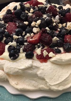 Una foto de Torta pavlova con frutos rojos