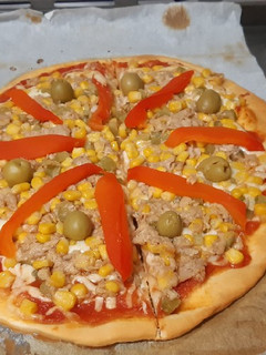 Una foto de Pizza de atún...y más