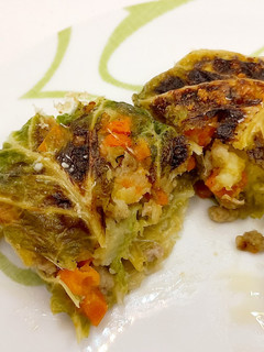A picture of Involtini di verza con ripieno di salsiccia e verdure.