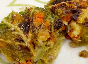 Foto di Involtini di verza con ripieno di salsiccia e verdure