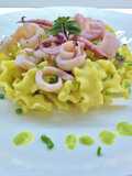 Mafalde con calamari, gamberi e crema di zucchine