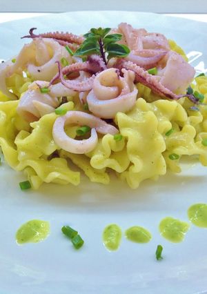 Foto di Mafalde con calamari, gamberi e crema di zucchine