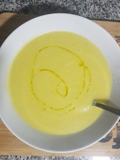 Una foto de Crema de calabacín puerros y quesitos