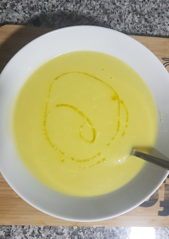 Una foto de Crema de calabacín puerros y quesitos