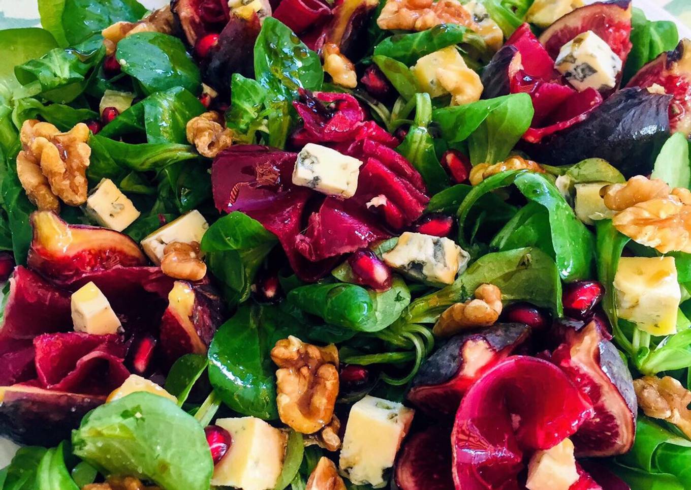 Ensalada de canónigos con higos y flores de cecina y vinagreta de naranja