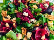 Una foto de ensalada con cecina