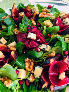 Una foto de Ensalada de canónigos con higos y flores de cecina y vinagreta de naranja