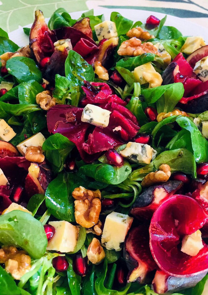 Una foto de Ensalada de canónigos con higos y flores de cecina y vinagreta de naranja