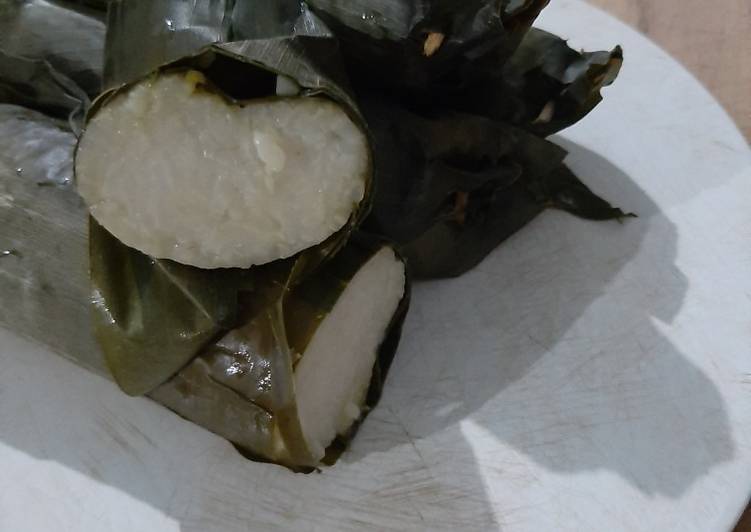 Cara membuat lontong daun pisang dengan presto