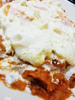 Una foto de Chilaquiles rojos