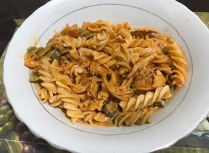 Una foto de Pasta multicolor con pollo facilísima