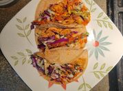 Una foto de ensalada de repollo morado con mayonesa