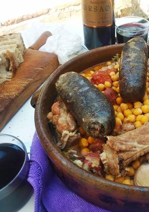 Una foto de Garbanzos cocidos con morcilla, chorizo, panceta y costilla de cerdo