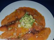 Una foto de carpaccio de salmon