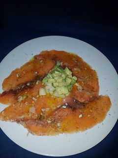 Una foto de Carpaccio de salmón ahumado a mi manera