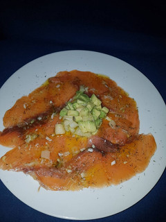 Una foto de Carpaccio de salmón ahumado a mi manera