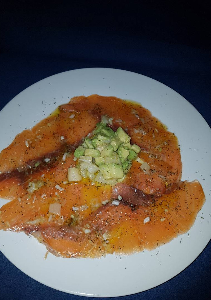 Una foto de Carpaccio de salmón ahumado a mi manera