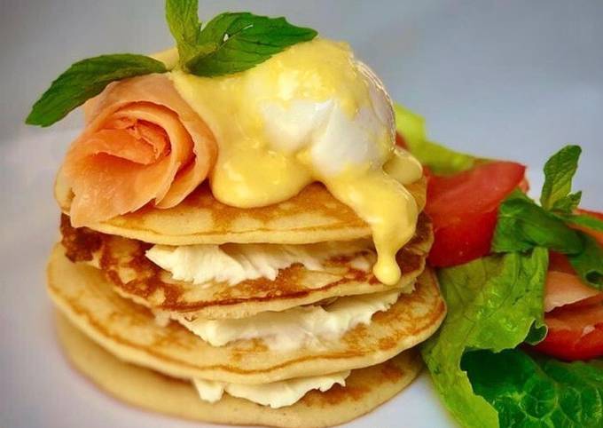 Панкейки с творожным сыром, лососем, яйцом пашот и голландским соусом❤️