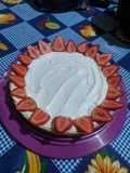 Torta de ninho com morangos e chantilly