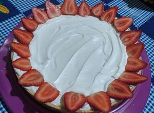 Foto de Torta de ninho com morangos e chantilly