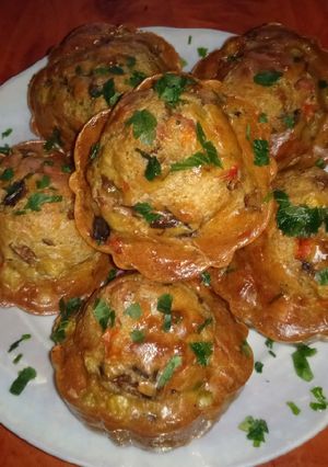Фото Мафіни великодні закусочні з ковбасою, шампіньйонами і овочами.