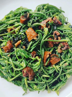 Foto di Agretti saltati con aglio fresco e pomodorini secchi
