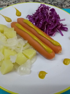 Una foto de Salchichas de Viena con guarniciones alemanas