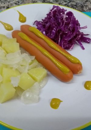 Una foto de Salchichas de Viena con guarniciones alemanas