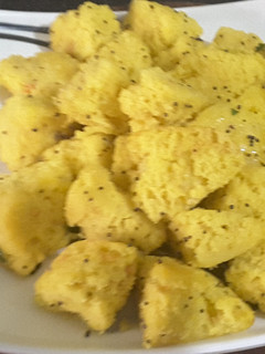 सूजी और बेसन का ढोकला (sooji aur besan ka dhokla recipe in Hindi) रेसिपी मुख्य फोटो