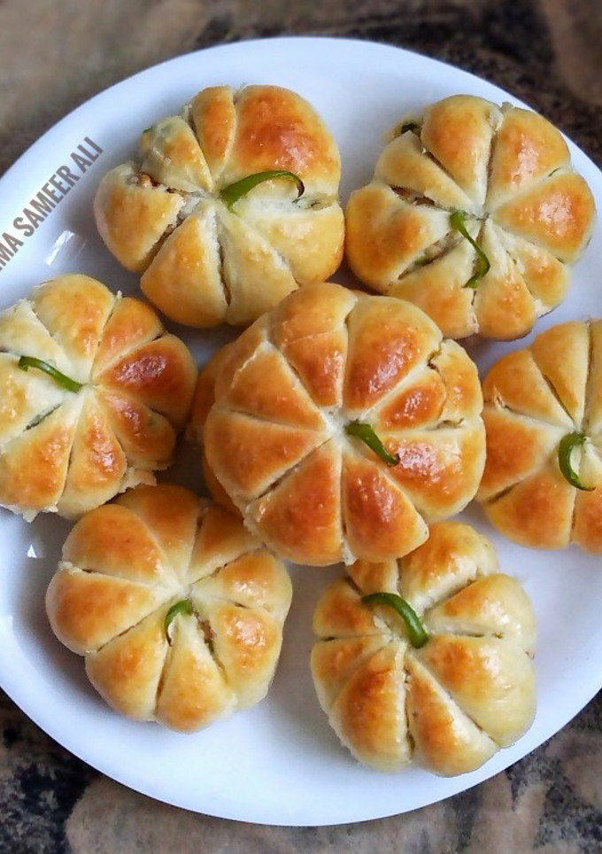 A picture of Pumpkin style stuffed buns.