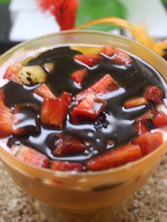Una foto de Naranja con manzana y fresas con chocolate y miel