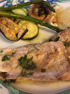Una foto de Lubina al horno con verduras asadas
