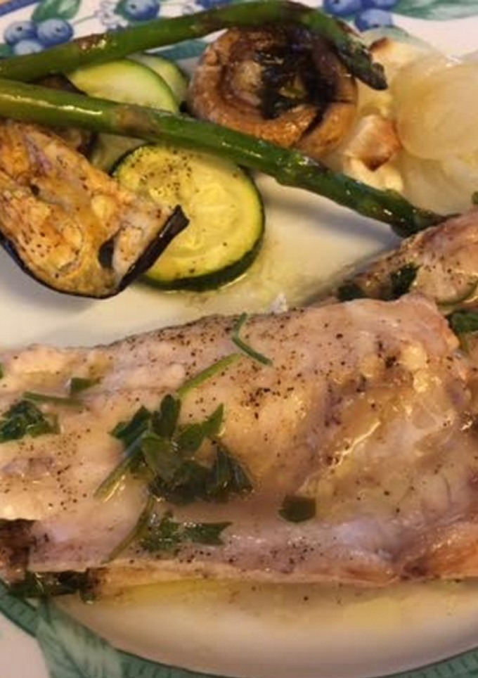Una foto de Lubina al horno con verduras asadas