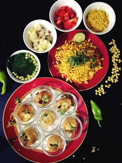 ભેળ અને પાણીપુરી (BHEL & PANIPURI Recipe in Gujarati) રેસીપી મુખ્ય ફોટો