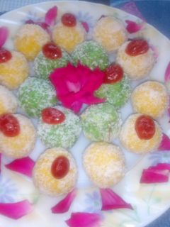नारियल लड्डू (Nariyal ladoo recipe in Hindi) रेसिपी मुख्य फोटो