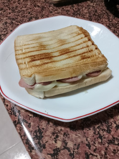 Una foto de Sándwich grill de salchichas