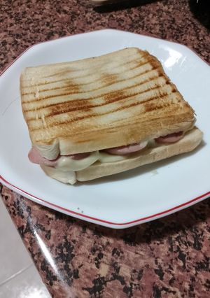 Una foto de Sándwich grill de salchichas