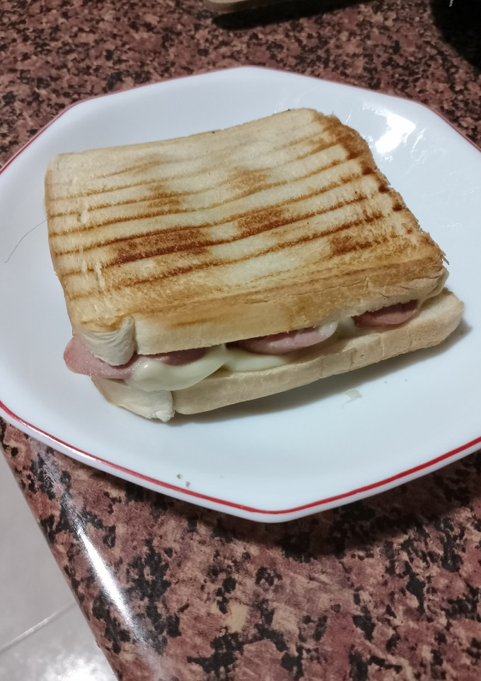 Una foto de Sándwich grill de salchichas