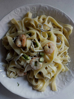 Una foto de Pasta con espárragos y gambas