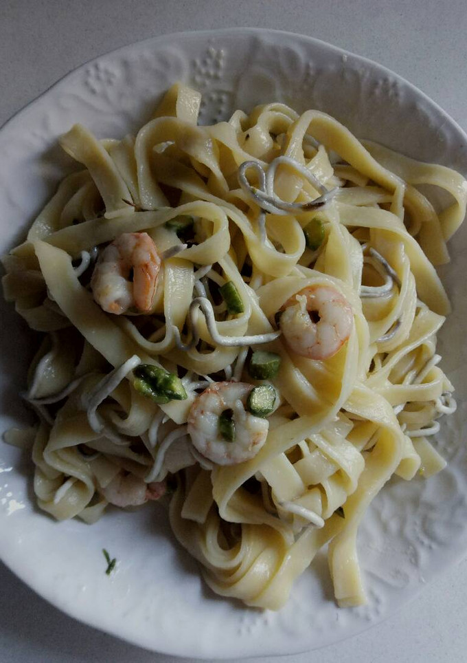 Una foto de Pasta con espárragos y gambas