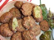 Una foto de falafel con cebolla