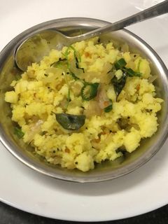 மீதமான இட்லியில் இட்லி உப்புமா(Idli upma recipe in tamil) செய்முறை முக்கிய புகைப்படம்